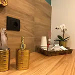 Gold-family In For 5 Guest